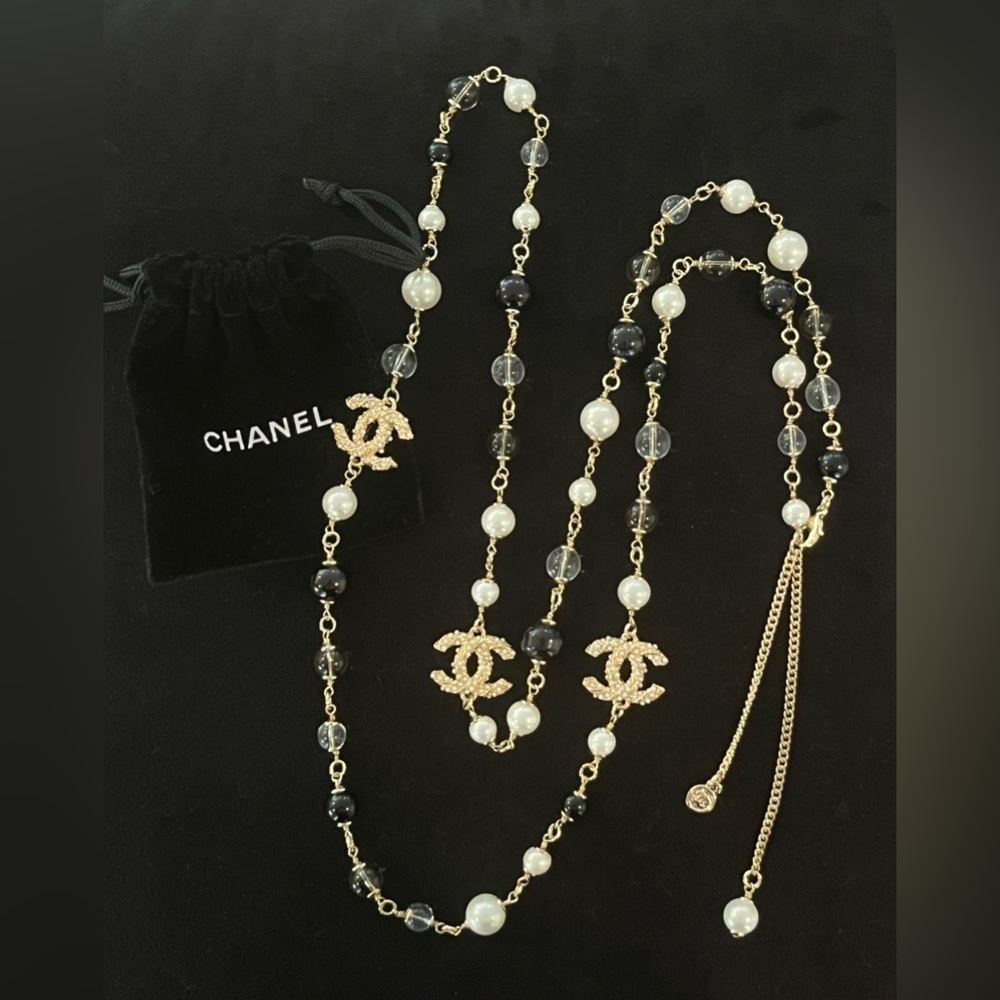 Chanel necklace with interlocking pearl CC’s, gold, pearls, black & clear beads